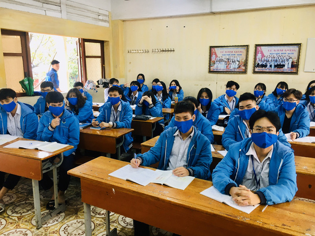 Học sinh khối 9 và 12 tại Hải Phòng trở lại trường sau thời gian nghỉ học phòng dịch COVID- 19